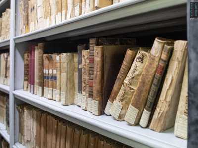 La direttrice ci conduce ora nell�area dove un tempo si trovava il frigorifero municipale, l� dove si trova la �chicca� della biblioteca: la �Sala manoscritti e rari�. Qui sono infatti presenti i volumi antichi, consultabili da tutti ma ovviamente esclusi dal prestito